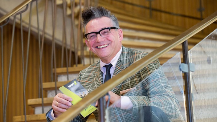  Der Musiker und Moderator Götz Alsmann sitzt im November 2015 auf der Treppe des Foyers des WDR Funkhauses Köln