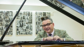  Der Musiker und Moderator Götz Alsmann sitzt im November 2015 im Pianoatelier WDR Funkhauses Köln