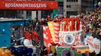 Stimmung wie Wetter passen schon beim Start des Kölner Rosenmontagszuges.