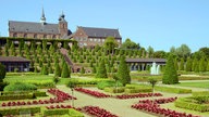 Kloster Kamp und der davor liegende, geometrisch angelegte Garten