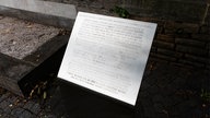 Kriegsdenkmal in Düsseldorf, Reeser Platz, Nahaufnahme der Informationstafel