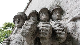 Kriegsdenkmal in Düsseldorf, Reeser Platz, Nahaufnahme