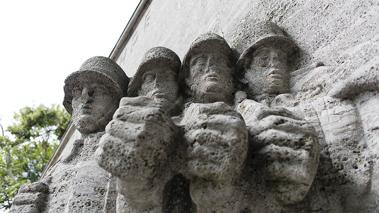 Kriegsdenkmal in Düsseldorf, Reeser Platz, Nahaufnahme