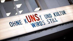 Slogan: "Ohne K(uns)t und Kultur wird's still".