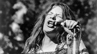 Janis Joplin singt bei einem Konzert (undatierte Aufnahme)