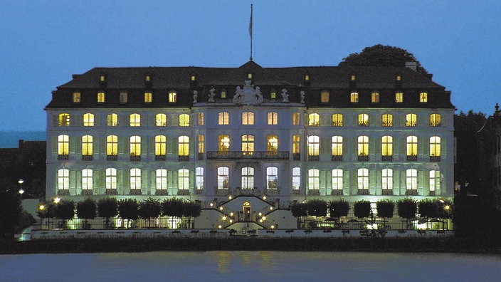 Die Rheinfassade von Schloss Engers bei Nacht