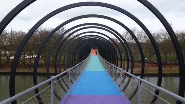 Eine bunte und gewundene Brücke