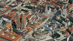 Das Zentrum der bayerischen Landeshauptstadt München mit der Frauenkirche, dem historischen Rathaus und dem Marienplatz