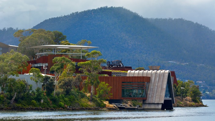 Museum of Old and New Art in Tasmanien mitten in bewaldeter Natur.