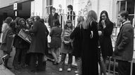 Beatles-Fans im April 1970 vor dem Büro der Plattenfirma