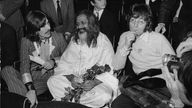 George Harrison und John Lennon mit Maharishi Mahesh Yogi