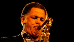 Porträt: Der Tenorsaxofonist Dexter Gordon beim Spiel