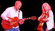 Mark Knopfler und Emmylou Harris. 2006, gemeinsam auf der Bühne