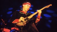 Der Bandleader der britischen Rockband "Dire Straits", Mark Knopfler, bei einem Auftritt in der Hamburger Sporthalle in Alsterdorf, 1985