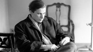 Der kanadische Pianist Glenn Gould macht sich am 30. August 1959 in Luzern Notizen, bevor er als Solist mit dem Philharmonischen Orchester von England an den Internationalen Luzerner Musikfestwochen konzertiert. 