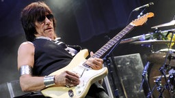 Der Gitarrist Jeff Beck spielt auf seiner Gitarre.