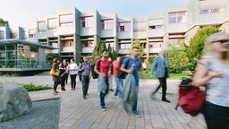 Studenten vor dem Gebäude der Robert Schumann Hochschule Düsseldorf