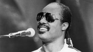 Musiker Stevie Wonder am Mikro 1985