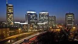 Ruhrgebiet, Skyline von Essen - Autobahn A 40, RWE Tower und den Hochhäusern von Evonik und der Postbank