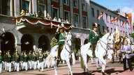 Mitglieder eines Schützenvereins während der Schützenparade beim Schützenfest in Neuss