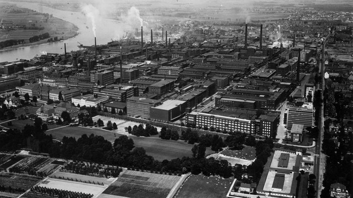 Bayer-Werke Leverkusen in einer Luftaufnahme um 1950