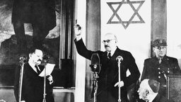 Chaim Weizmann legt den Amtseid ab