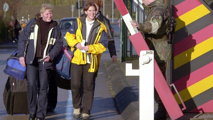 Frauen passieren die Wache an der St.-Barbara-Kaserne in Dülmen