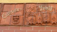 Relief am Genossenschaftshaus in Oranienburg-Eden in Brandenburg