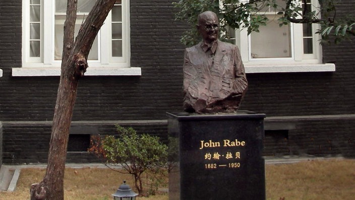 Büste von John Rabe vor dem John Rabe-Haus in Nanjing  