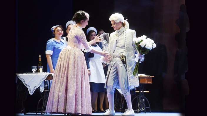 Szene aus "Der Rosenkavalier" mit Anna Prohaska (l. Sophie) und Magdalena Kozena (r. Octavian, genannt Qinquin), Festspielhaus Baden-Baden