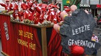  Ein Motivwagen zum Thema Letzte Generation - Klimakleber, fährt im Rosenmontagsumzug mit.