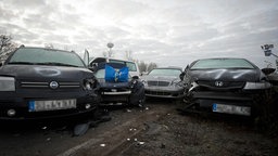 Verunglückte Fahrzeuge stehen an der Unfallstelle einer Massenkarambolage auf der A31