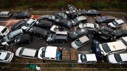 Ineinander verkeilte Autowracks stehen nach einer Massenkarambolage auf der Autobahn 31 