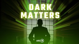 Podcast-Cover: Dark Matters, Silhoutte eines Mannes am Schreibtisch.