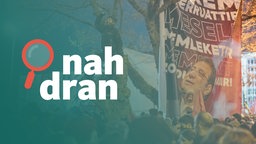 Menschen protestieren in der Türkei. Links das Logo von "nah dran".