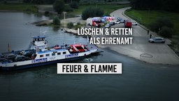 Feuerwehrfrau rennt zum Einsatzwagen