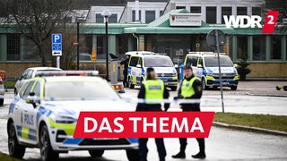 Polizisten und Einsatzfahrzeuge stehen am Tag nach dem Anschlag vor dem Risbergska-Schulzentrum in Örebro (05.02.2025)