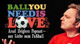 Arnd Zeigler hält das Logo zu Ball you need is love auf seiner Hand