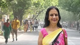 Das WDR5 Beitragsbild "Blind Date in Delhi - Die unglaubliche Mrs. Monga" zeigt die Inderin Preeti Monga