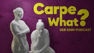 Schriftzug "Carpe What? Dein Sinn-Podcast" und Zeichnung von einem aufgebrochenen Glückskeks, in denen ein Zettel mit der Aufschrift "Carpe What" steckt.