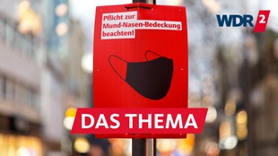 Während der Corona-Pandemie weist ein Schild in der Kölner Innenstadt weist auf die Maskenpflicht hin