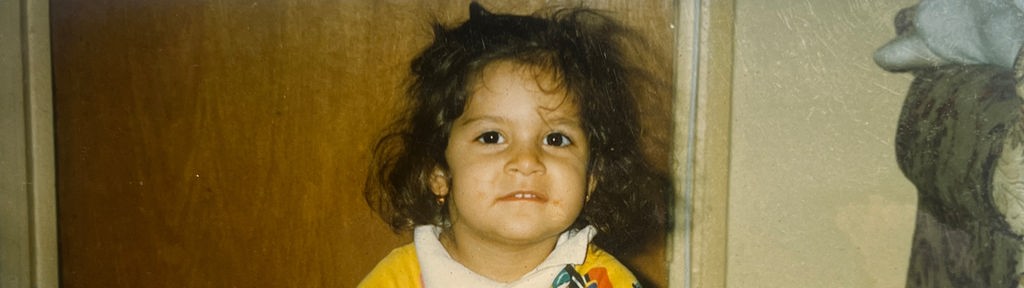 Miriam Davoudvandi als junges Kind. 