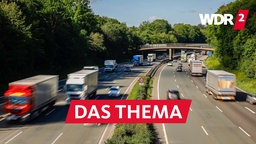 Viele LKW fahren auf der Autobahn A2 bei Bottrop