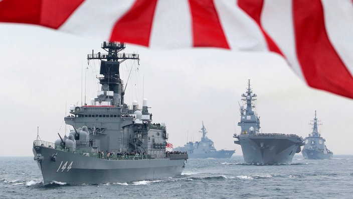 Das Beitragsbild des Dok 5 "Japan rüstet auf - Zeitenwende in Ostasien" zeigt japanische Kriegsschiffe der Japan Maritime Self-Defense Force im Jahr 2012