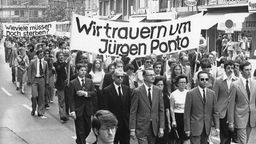 Mit einem Schweigemarsch durch die Innenstadt gedachten etwa 3000 Bankangestellte des ermordeten Jürgen Ponto (Vorstandssprecher Deutsche Bank).