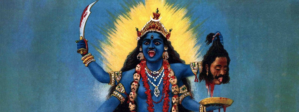 Gemälde "Kali Trampling Shiva": Die hinduistische Göttin Kali hat blaue Haut und vier Arme, triumphierend hält sie ein blutiges Schwert und den abgetrennten Kopf eines Mannes.