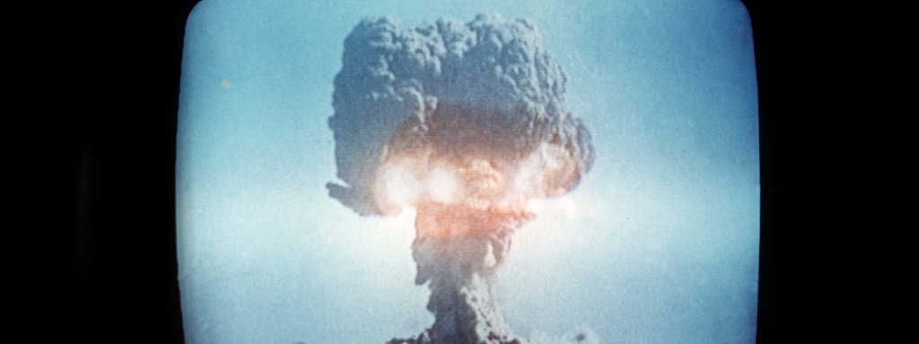 Die im Mai 1965 gezündete zweite chinesische Atombombe, abfotografiert von einem TV-Bildschirm in Tokio.