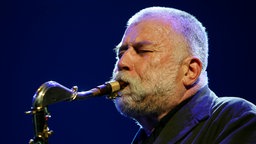 Das Beitragsbild WDR3 Kulturfeature "Ab jetzt gilt’s - Der Free-Jazz-Aufbruch in Deutschland West und Ost" zeigt Peter Brötzmann beim Moers Festival 2006