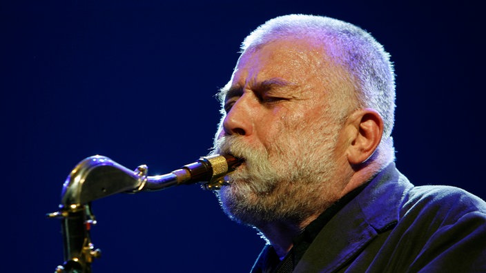 Das Beitragsbild WDR3 Kulturfeature "Ab jetzt gilt’s - Der Free-Jazz-Aufbruch in Deutschland West und Ost" zeigt Peter Brötzmann beim Moers Festival 2006