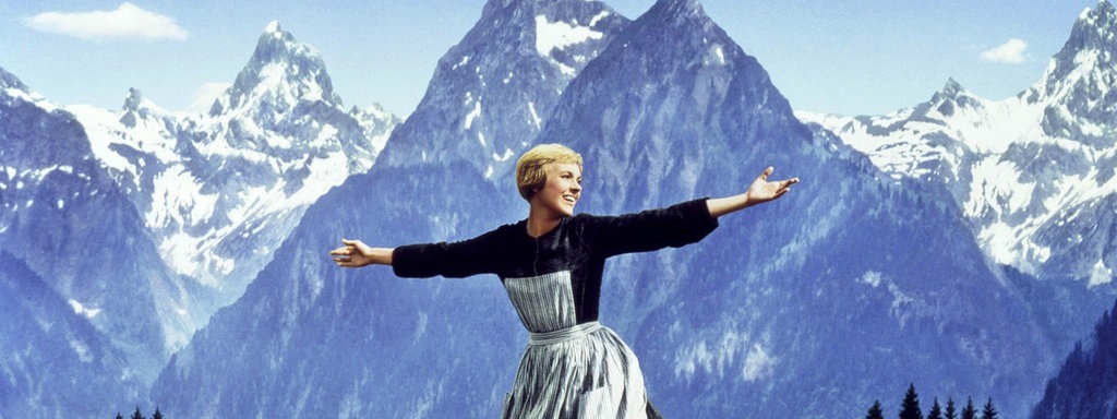 Das Beitragsbild des WDR3 Kulturfeature "Schnitzel with Noodles" zeigt die Schauspielerin Julie Andrews auf einer blühenden Bergwiese.